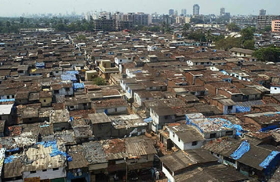 印度都市中高楼旁就是大片的贫民窟